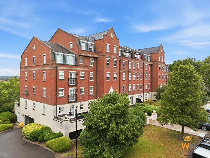 2 Bedroom Flat For Sale In Kipling Close, Warley, Brentwood, CM14