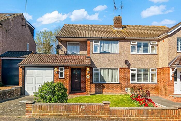 3 Bedroom Semi Detached House For Sale In High Wood Road, Hoddesdon, Hertfordshire, EN11