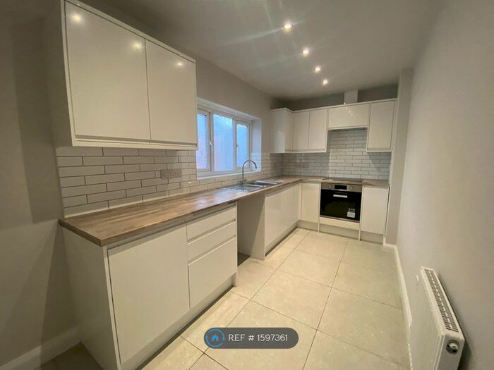 3 Bedroom Semi-Detached House To Rent In Cochrane Road, Dudley, DY2