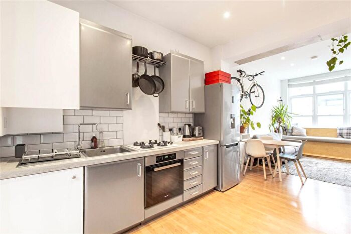 3 Bedroom Apartment To Rent In Balls Pond Road, London, N1