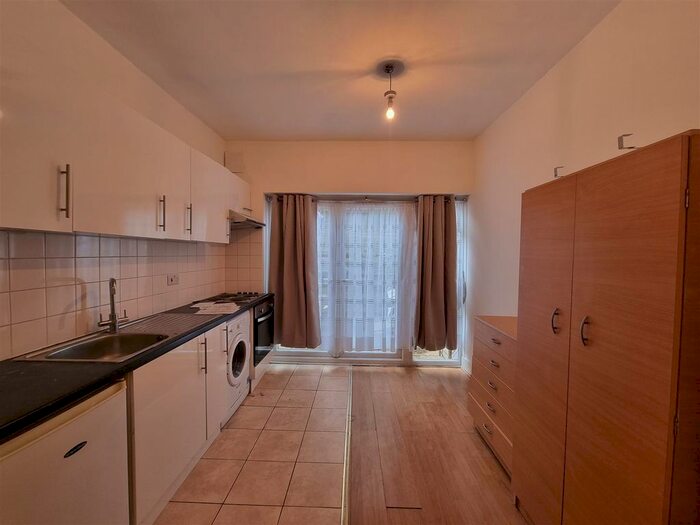 Studio To Rent In Alexandra Park Road, London, N22