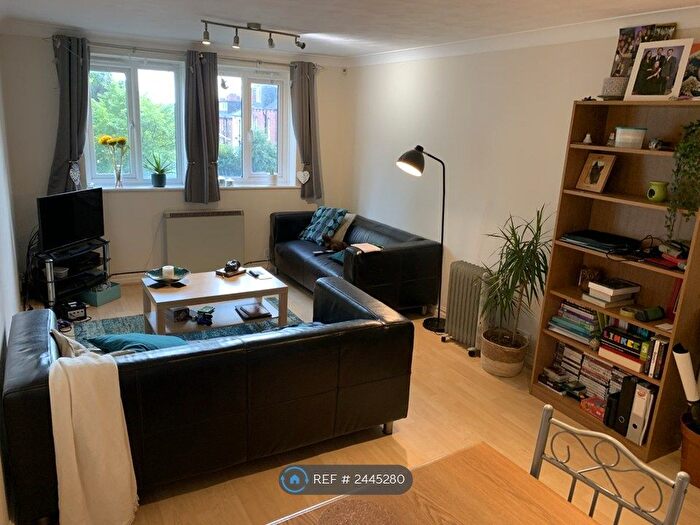 2 Bedroom Flat To Rent In Broomfield Lodge, Leeds, LS6