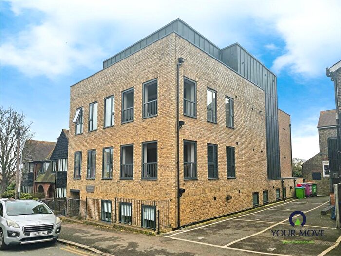 2 Bedroom Flat For Sale In Carlton Avenue, Broadstairs, Kent, CT10