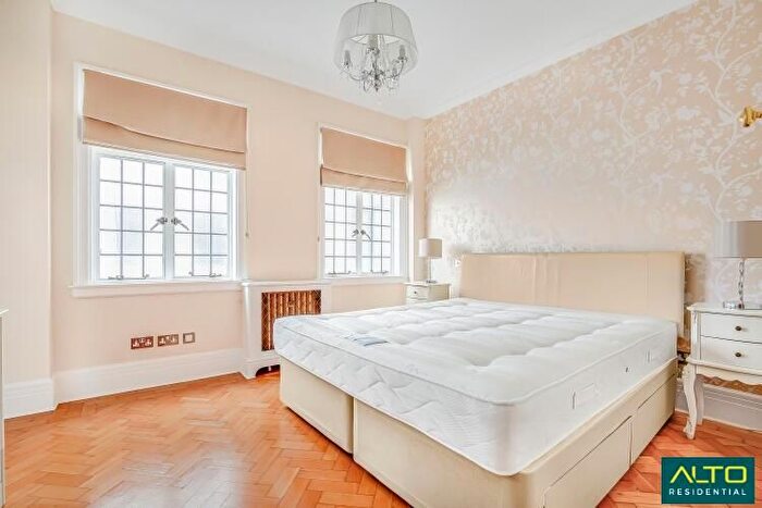 3 Bedroom Flat To Rent In Chiltern Court, Baker Street, London, NW1