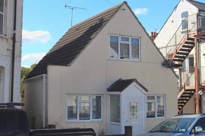 2 Bedroom Property To Rent In Brightwell Avenue, Westcliff-On-Sea, SS0