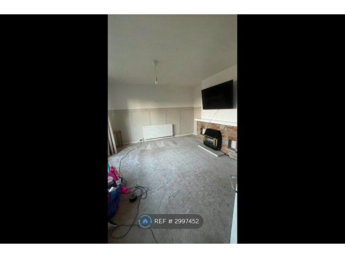 3 Bedroom Terraced House To Rent In Denbury Mount, Bradford, BD4