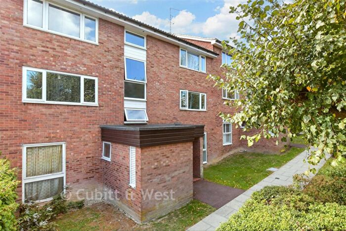 1 Bedroom Flat For Sale In Pixton Way, Forestdale, Croydon, Surrey, CR0