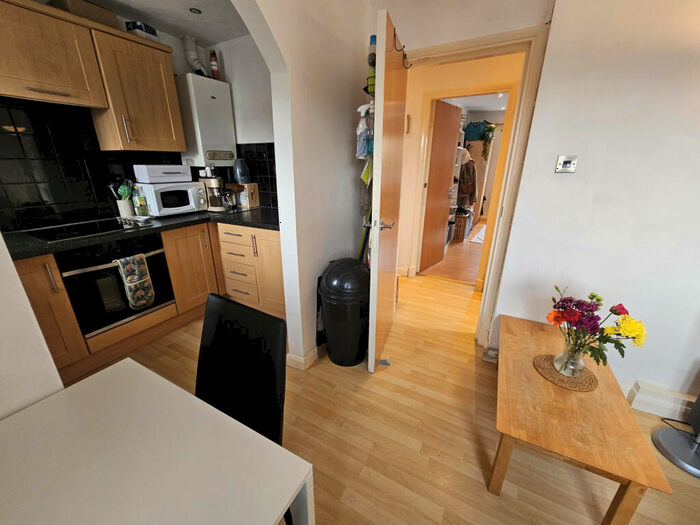 2 Bedroom Flat To Rent In Delph Court, Leeds, LS6