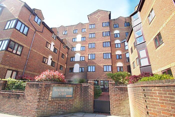 2 Bedroom Apartment For Sale In High Street, Rochester, ME1