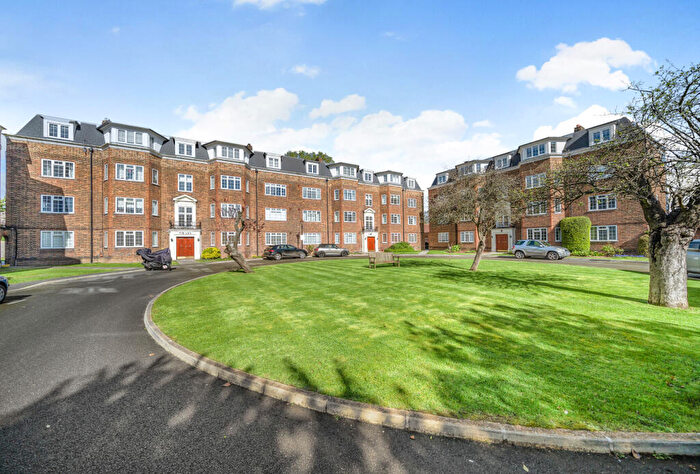 2 Bedroom Apartment For Sale In Orchard Court, The Avenue, Worcester Park, KT4