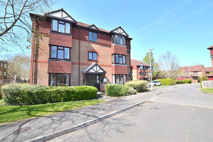 2 Bedroom Flat For Sale In Chestnut Close, Fleet, GU51