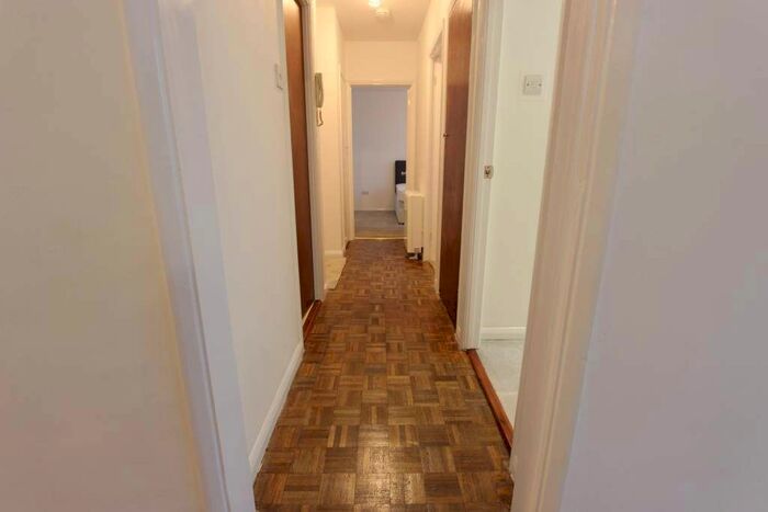 2 Bedroom Flat To Rent In Friern Park, London, N12
