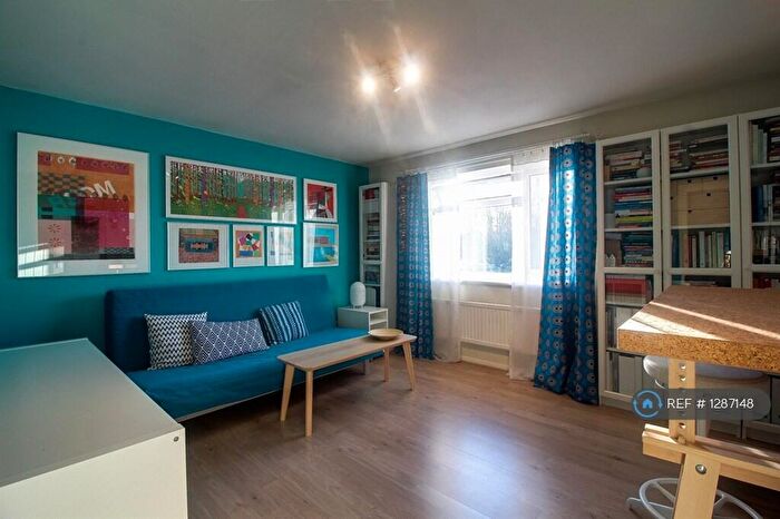 1 Bedroom Flat To Rent In Savill Way, Marlow, SL7