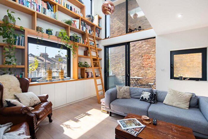 2 Bedroom End Of Terrace House To Rent In Gateway Mews, Shacklewell Lane, London, E8