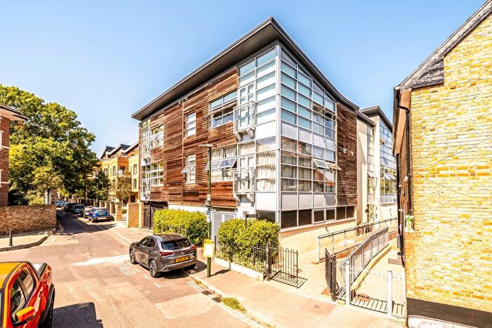 2 Bedroom Flat To Rent In Railshead Road, Isleworth, TW7