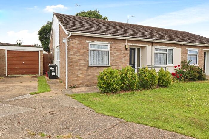 3 Bedroom Semi-detached Bungalow For Sale In Clover Drive, Thorrington, CO7