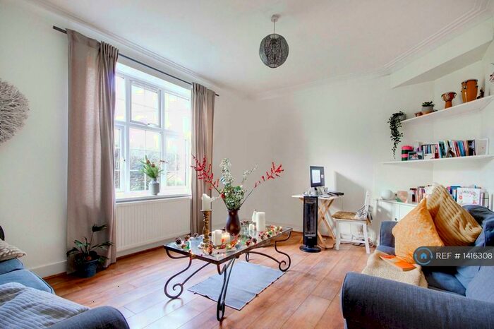 3 Bedroom Flat To Rent In Aylmer Court, London, N2