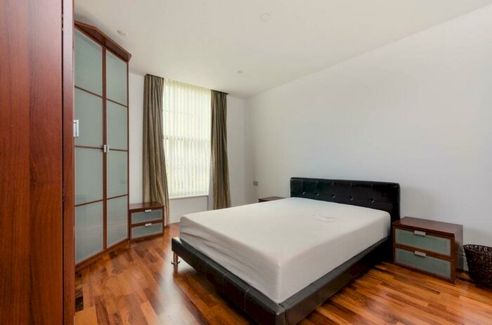 2 Bedroom Flat To Rent In Royal Drive, Friern Barnet, London, N11