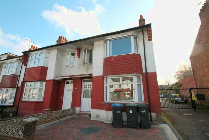 4 Bedroom End Of Terrace House To Rent In Hedge Lane, Palmers Green, N13