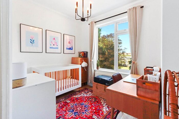 2 Bedroom Flat For Sale In Goldsmith Road, London, N11