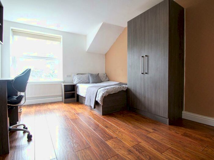 3 Bedroom Apartment To Rent In St John's Terrace, Leeds, West Yorkshire, LS3