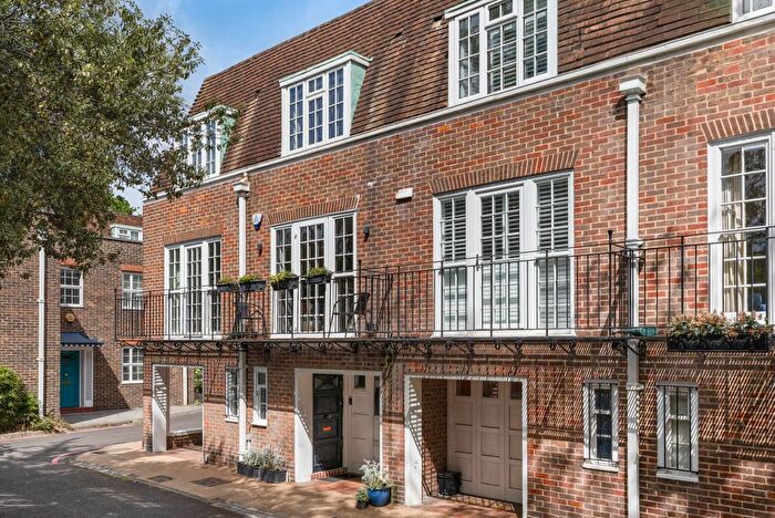 3 Bedroom Town House For Sale In Abbotsbury Close, Holland Park, London, W14