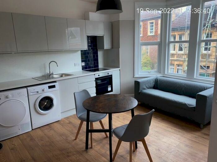 2 Bedroom Flat To Rent In Alma Road Avenue, Bristol, BS8