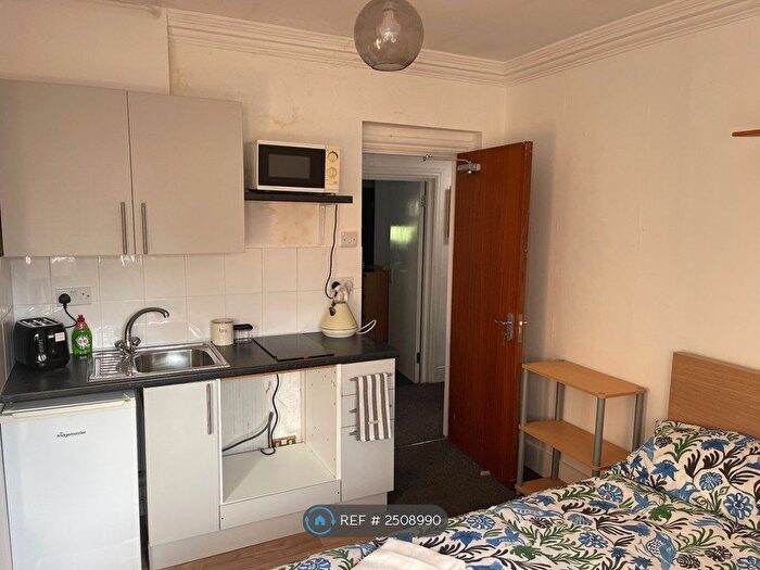 Studio To Rent In Hampton Court Road, East Molesey, KT8