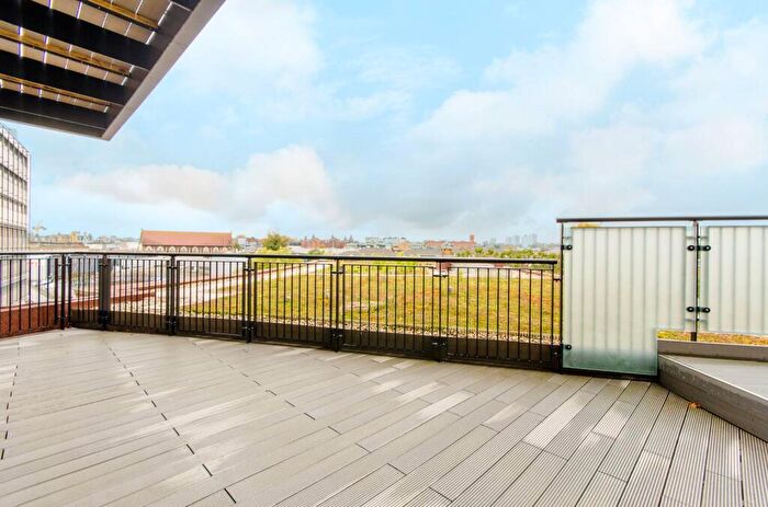 3 Bedroom Flat To Rent In Camden Road, Camden, London, NW1