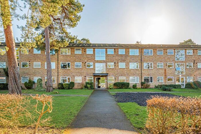2 Bedroom Flat To Rent In Brockley Combe, Weybridge, KT13