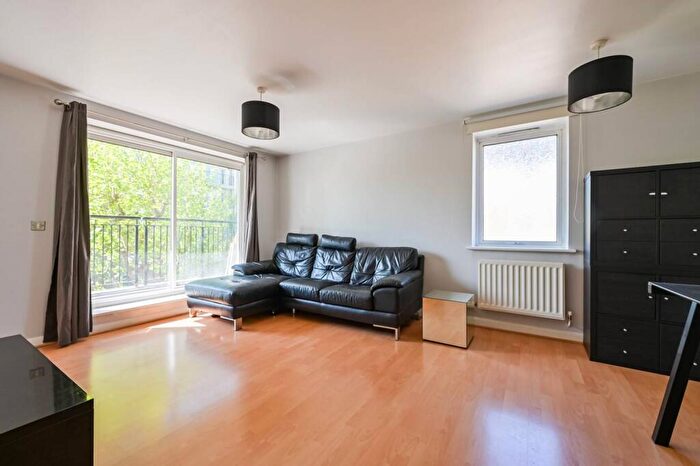 2 Bedroom Flat To Rent In Bridge Court, Canary Wharf, London, E14
