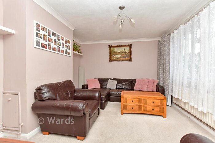 3 Bedroom End Of Terrace House For Sale In Blenheim Road, Sittingbourne, Kent, ME10
