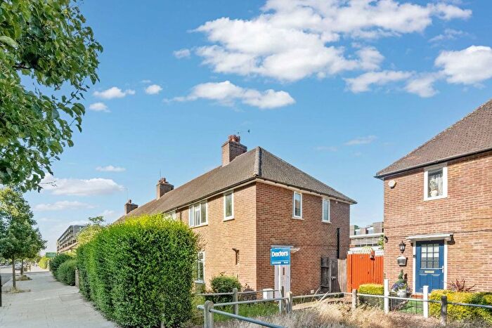 4 Bedroom Semi-Detached House To Rent In Bloemfontein Road, Shepherds Bush, W12