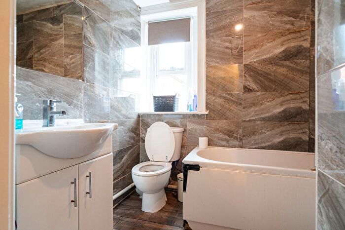 2 Bedroom Cottage For Sale In Halifax Road, Staincliffe, WF13