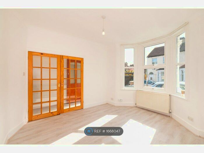 3 Bedroom End Of Terrace House To Rent In Thirsk Road, London, SE25