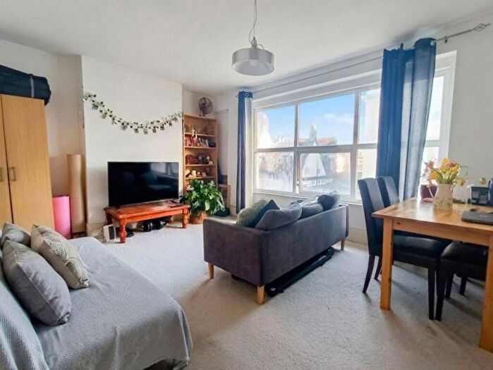 2 Bedroom Flat To Rent In Ballards Lane, London, N12