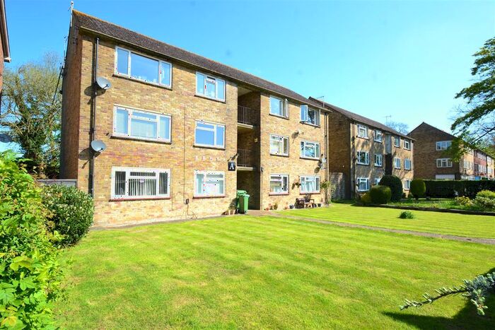 2 Bedroom Flat To Rent In Kenya Court, Horley Row, Horley, RH6