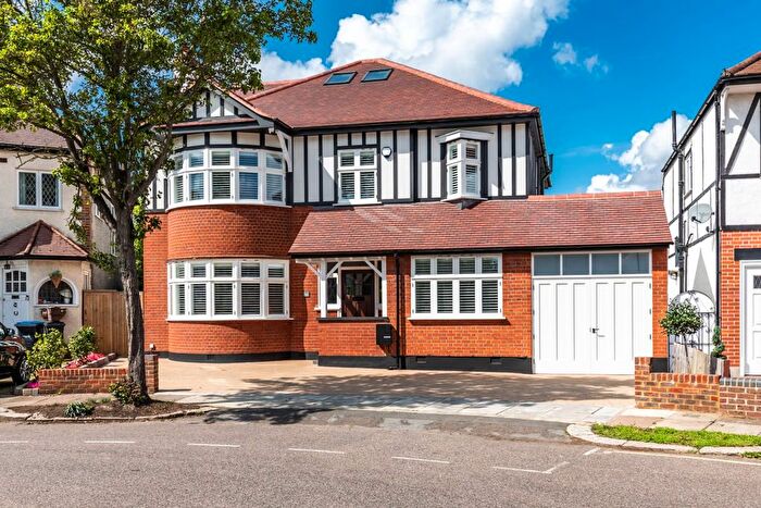 4 Bedroom Detached House For Sale In Hoodcote Gardens, Winchmore Hill, N21