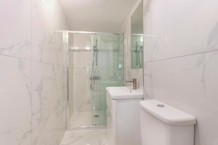 2 Bedroom Flat To Rent In Arundel Gardens, Notting Hill, London, W11