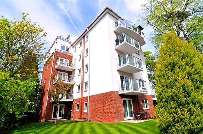2 Bedroom Flat To Rent In The Pines, Worth Corner, Crawley, RH10