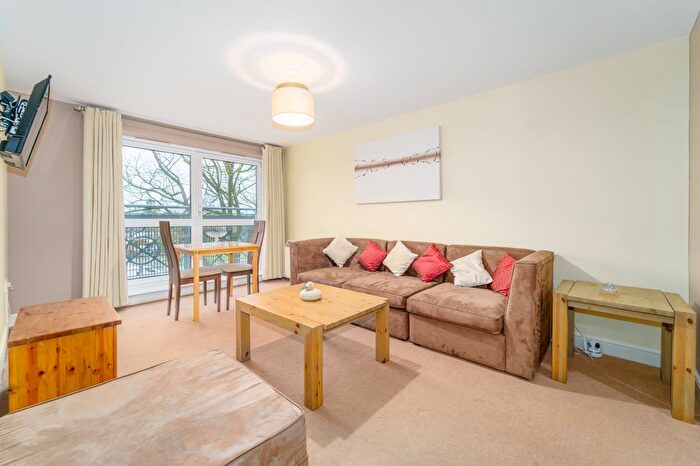 1 Bedroom Flat For Sale In Gean Court, Cline Road, Bounds Green, N11