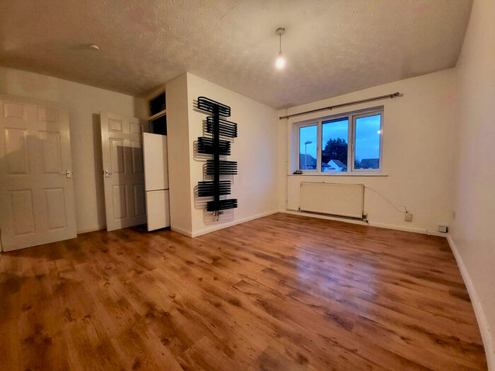 1 Bedroom Flat To Rent In Oak Close, Yate, Bristol, BS37