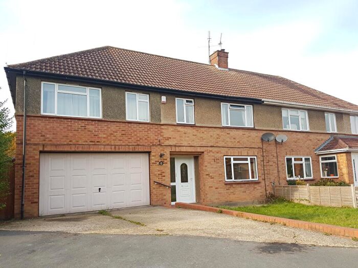 4 Bedroom Semi-Detached House To Rent In Reynards Way, Bricket Wood, St. Albans, AL2