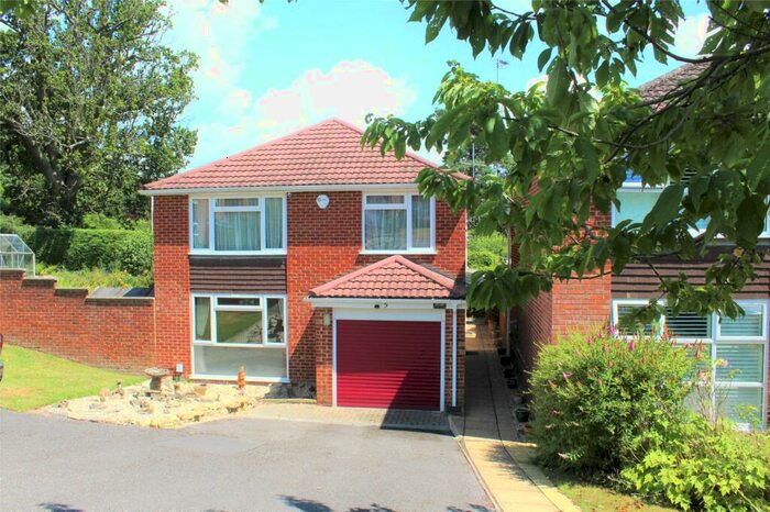 4 Bedroom Detached House For Sale In Chatsworth Grove, Farnham, Surrey, GU9