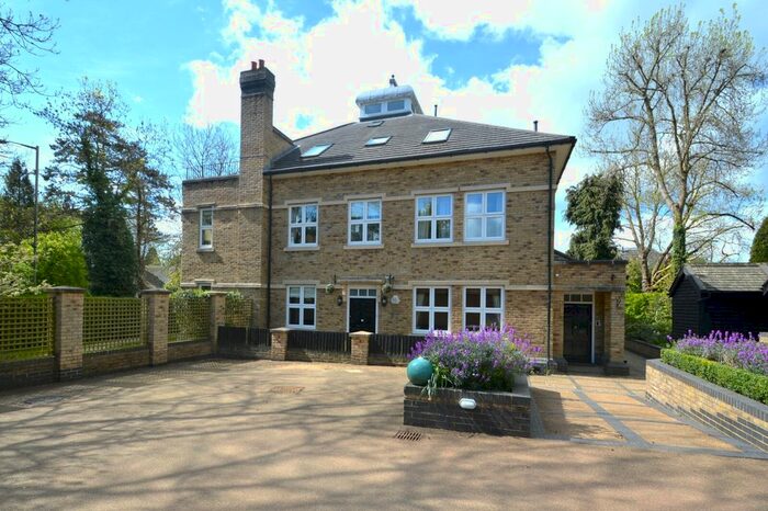 3 Bedroom Flat To Rent In Beechwood Mansions, Amersham Road, Hazlemere, High Wycombe, HP15