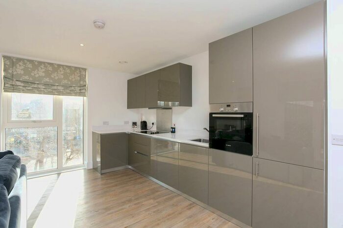 3 Bedroom Flat To Rent In Plumstead Road, Woolwich, London, SE18