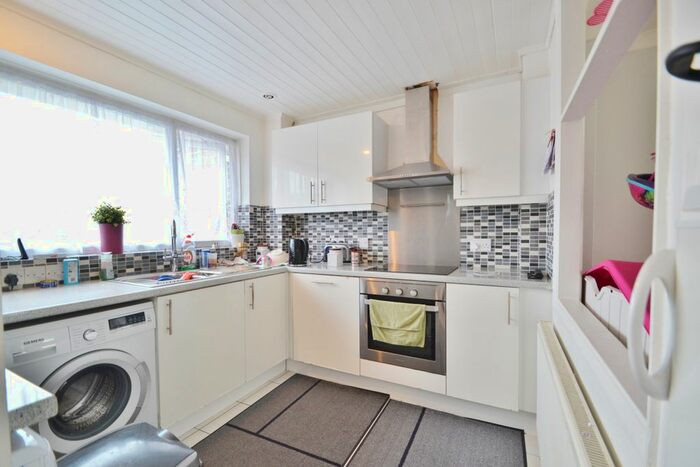 2 Bedroom Maisonette To Rent In Barnard Lodge, Shaftsbury Avenue, New Barnet EN5