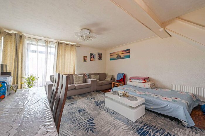 2 Bedroom Maisonette For Sale In Wager Street, Bow, London, E3