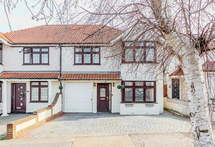 4 Bedroom Semi-Detached House To Rent In Brook Lane, DA5