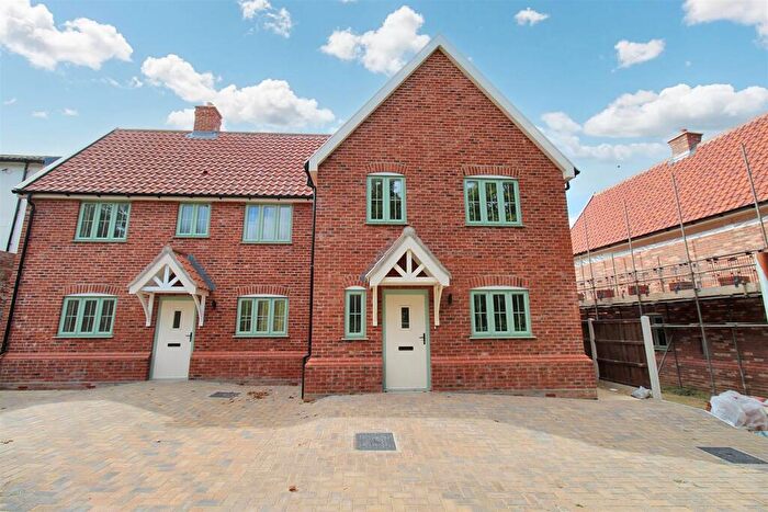 3 Bedroom Semi-Detached House For Sale In Old Norwich Road, Marsham, NR10